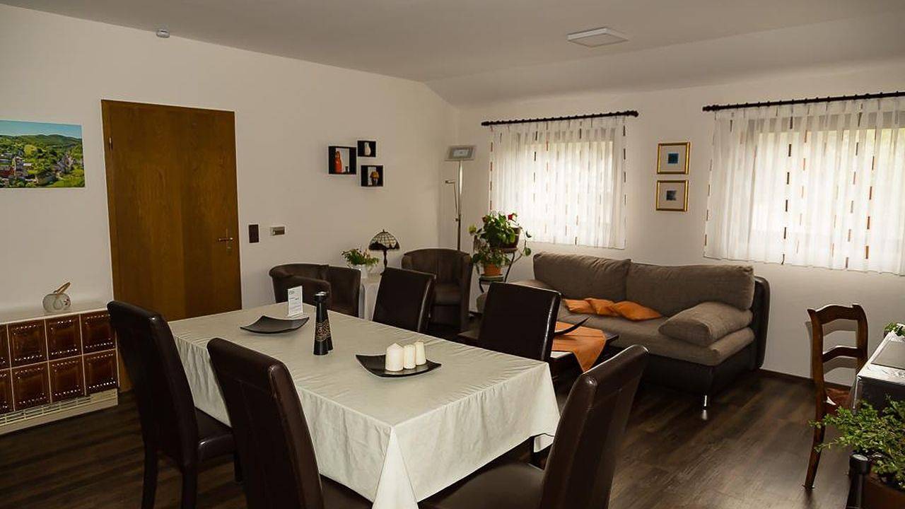Geheel vakantieappartement, Vakantieappartement voor 2 personen met terras in Monreal, Osteifel