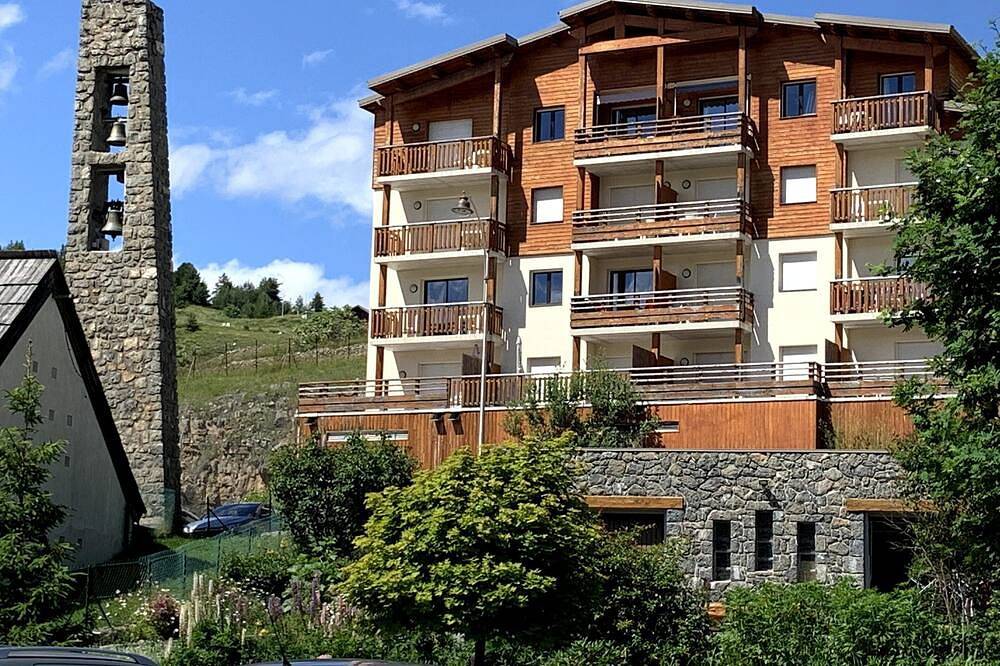 Entire apartment, Le Val D'Azur - 2 Rooms in the center of Valberg (Wifi, Swimming pool, Parking) in Péone, Nice region
