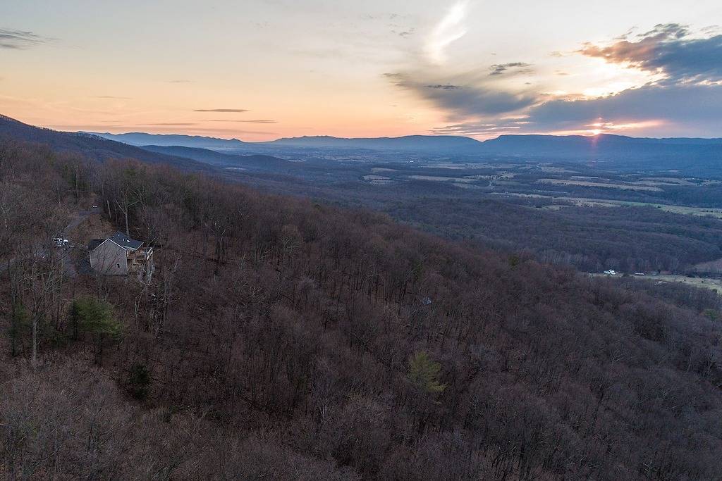 Log Cabin for 4 People in Shenandoah Valley, Virginia