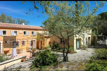 Gîte pour 5 personnes, avec piscine ainsi que vue et jardin à Venasque