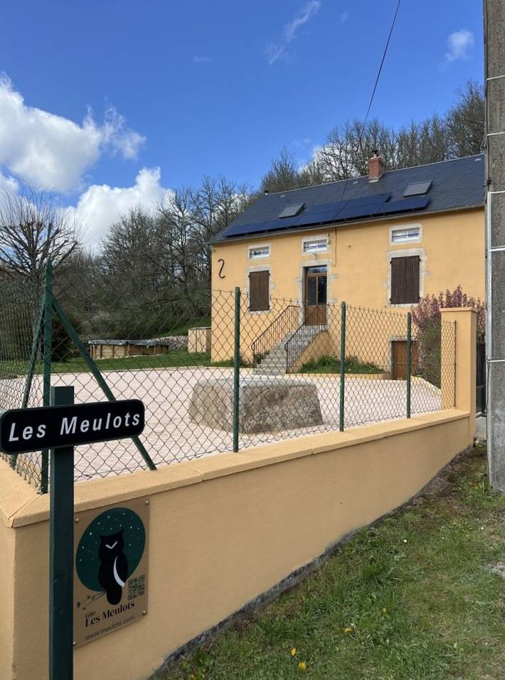 Gîte pour 10 personnes, avec jardin ainsi que terrasse et piscine