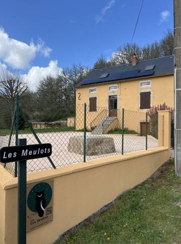 Gîte pour 10 personnes, avec jardin ainsi que terrasse et piscine à Blanot