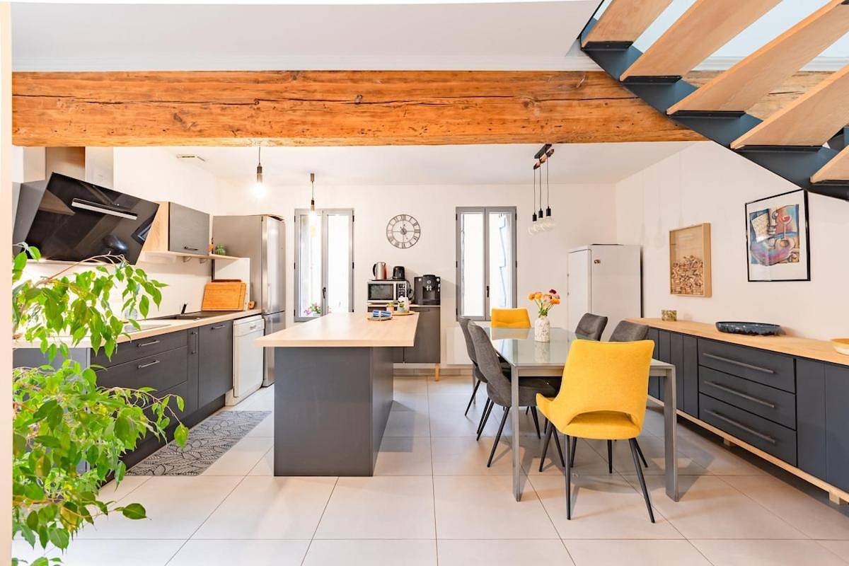 Appartement entier, Le Grand Jany Spacious T4 with Terrace in Castanet-Tolosan, Canal du Midi