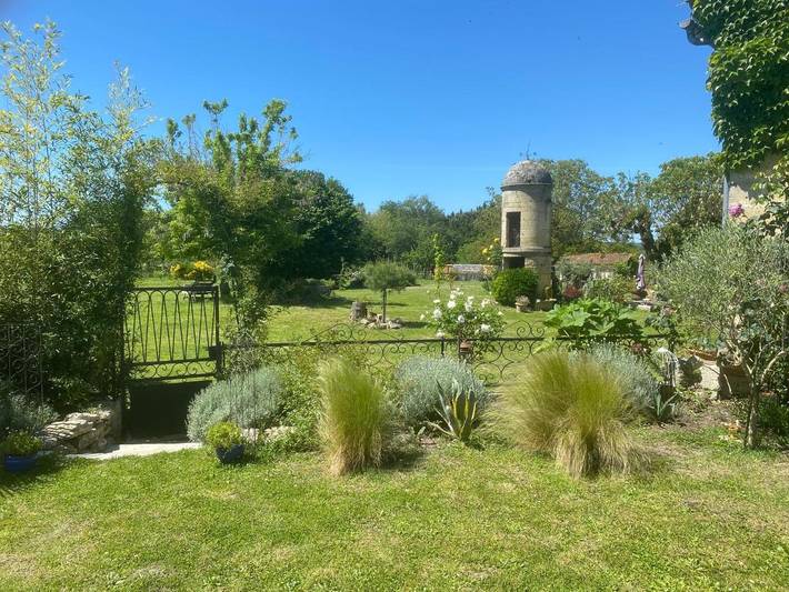 Location de vacances pour 4 personnes, avec jardin ainsi que vue et piscine à Faleyras
