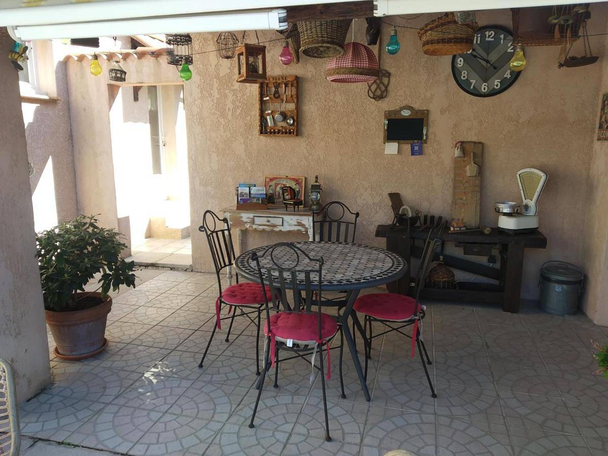 Double Room with Private Bathroom in La Motte-d'Aigues, Parc naturel régional du Luberon