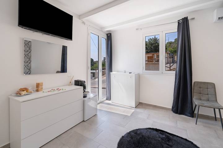Entire apartment, Apartment 'Oasi San Paolo' with Shared Pool, Wi-Fi & Air Conditioning in Lentini, Syracuse Province