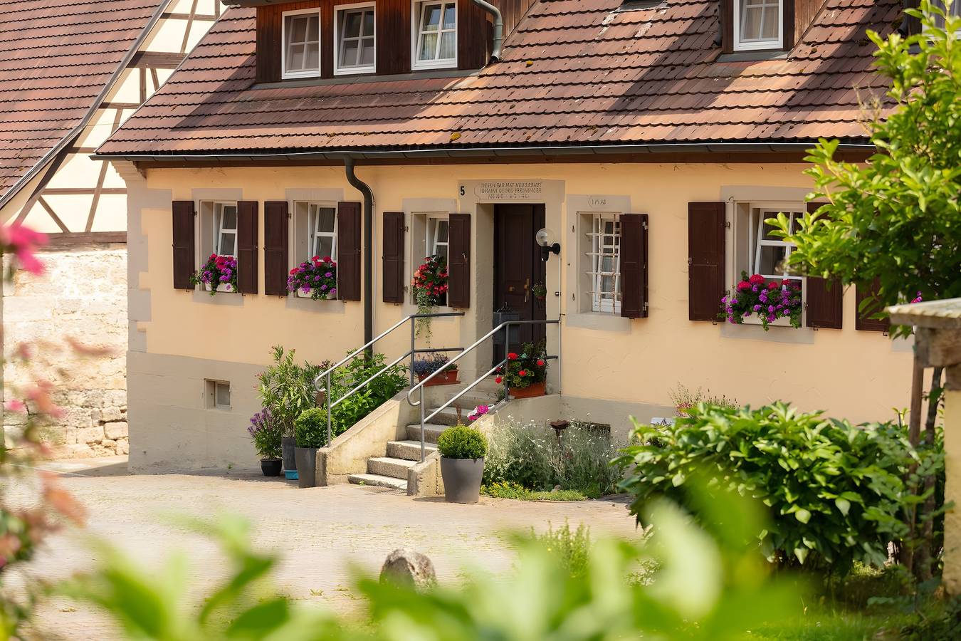 Ganze Wohnung, Einzimmerapartment 'Mohn' mit gemeinsamer Terrasse, gemeinsamem Garten und Wi-Fi in Gerabronn, Hohenlohe