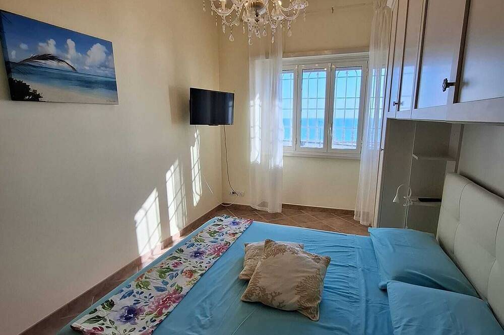 Gorgeous beachfront villa, 1 hour away from Rome, parking spaces included. in Anzio, Rom Provinz