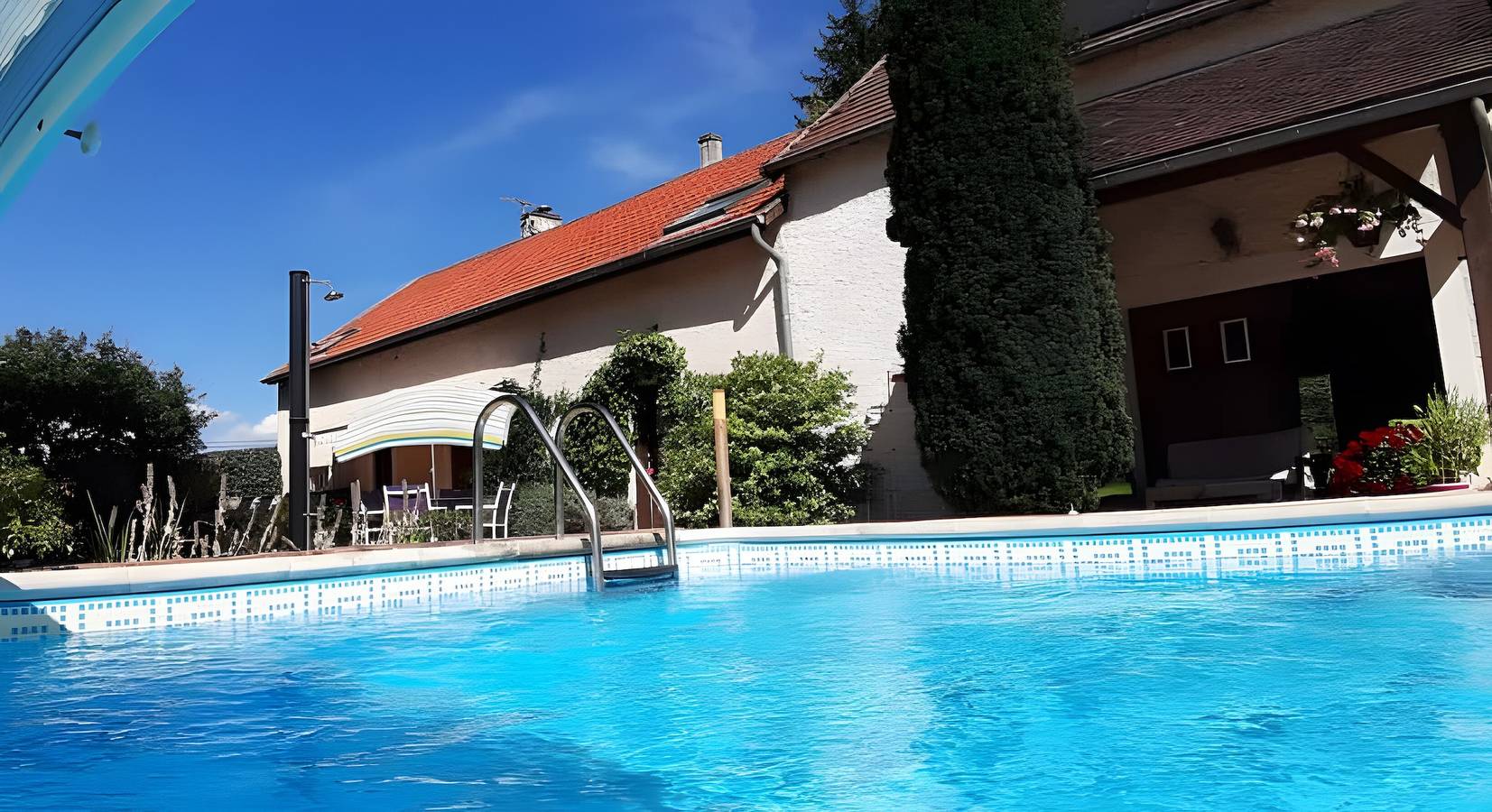 Chambre d’hôtes « Escargot des Bois - Suite Junior » avec piscine, terrasse et Wi-Fi in Igornay, Région d'Autun