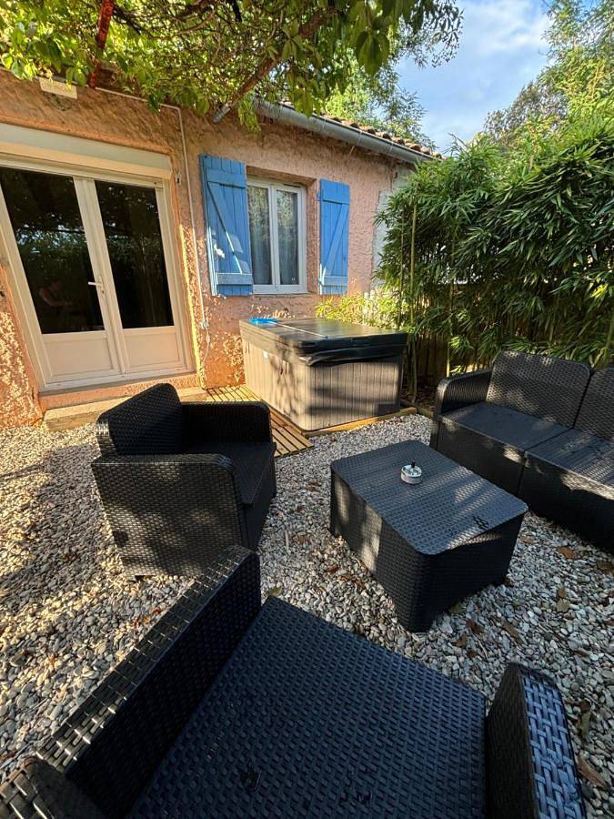 Location de vacances pour 4 personnes, avec Jacuzzi ainsi que Terrasse et Jardin à Laroque (Hérault)