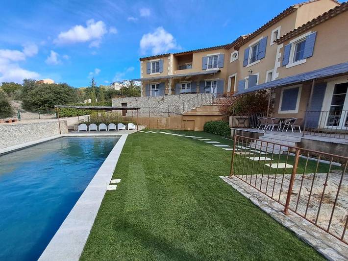 Chambre d’hôte pour 16 personnes, avec Balcon et Terrasse ainsi que Jardin et Piscine à Saint-Saturnin-lès-Apt