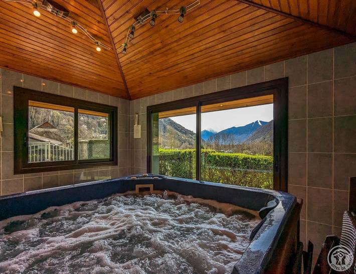 Gîte pour 10 personnes, avec jardin ainsi que sauna et jacuzzi, animaux acceptés