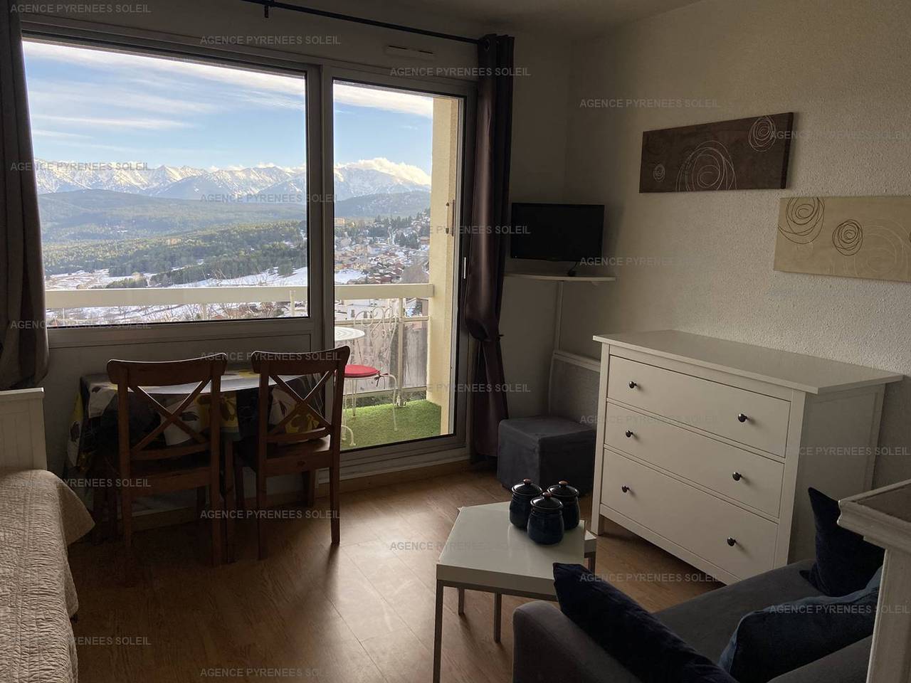 Studio entier, Studio cabine cosy avec balcon Sud, parking et Wifi aux Angles in Les Angles, Parc naturel régional des Pyrénées catalanes