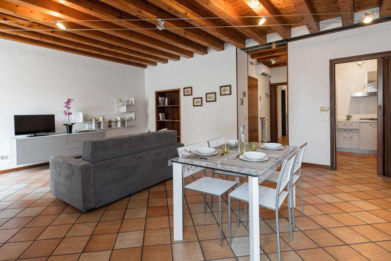Ganze Wohnung, Ferienwohnung für 4 Personen mit Balkon/Terrasse in Centro Storico, Verona