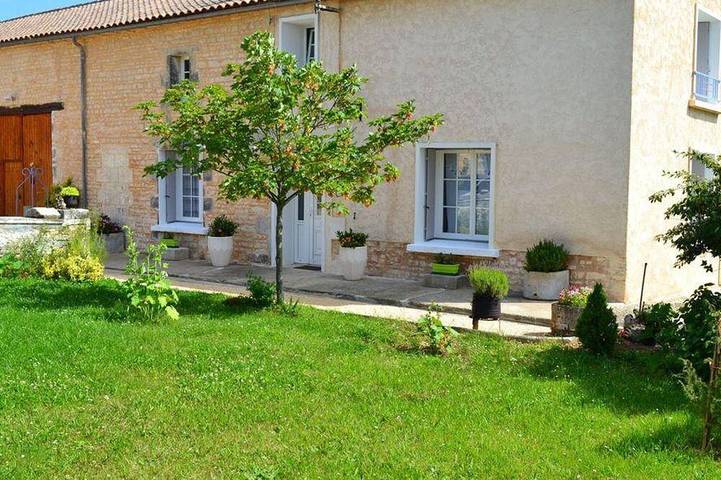 Gîte pour 6 personnes, avec jardin à Saint-Angeau
