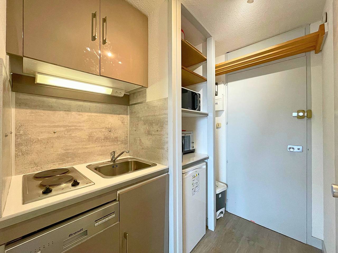 Entire studio, Cozy Studio for 2, Ski-in/Ski-out, Heart of Les Menuires in Les Menuires, Saint-Martin-de-Belleville