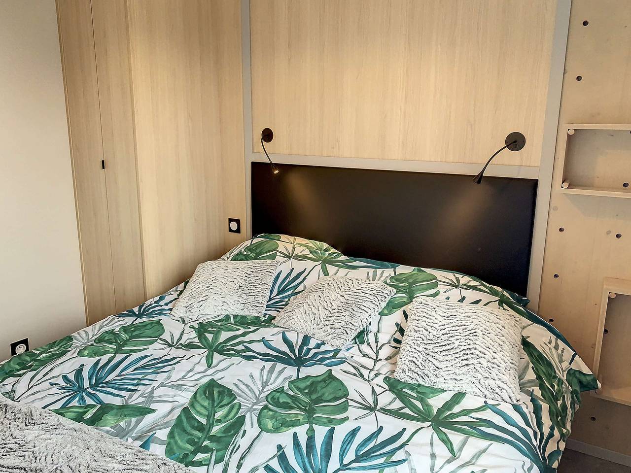 Charming Chalet with Heated Pool, Terrace & Parking - 6 Guests in Jullouville, Côte de la Déroute