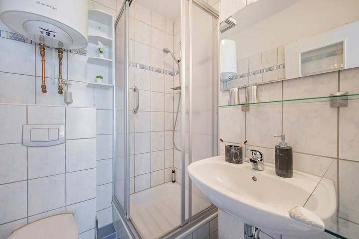 Ganze Wohnung, Gemütliche Ferienwohnung in Koserow mit Terrasse – nur 550 m bis zum Strand in Koserow, Bernsteinbäder