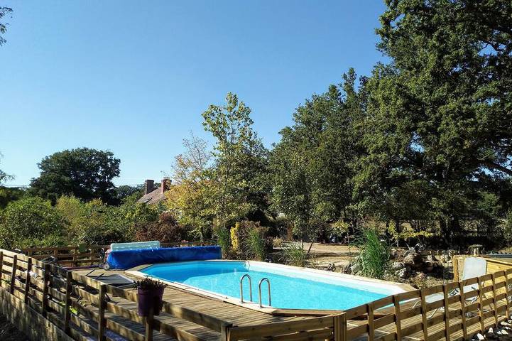 Gîte pour 4 personnes, avec terrasse ainsi que jardin et piscine à Prissac