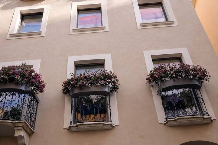 Ganze Wohnung, Cozy Lugano Retreat with Attractions & Beach Access in Paradiso, Luganersee