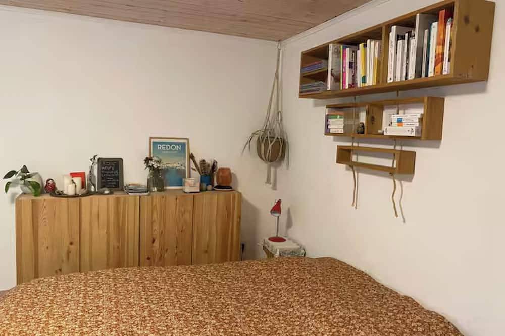 Entire apartment, Fully furnished studio with a private garden, close to shops and the Tgv station in Redon, Redon region