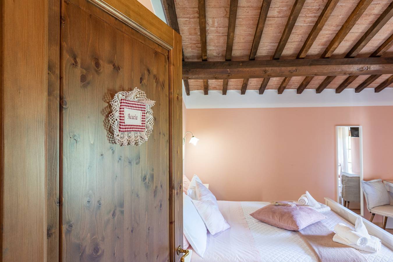 Camera 'Acacia' con vista sulle montagne, piscina condivisa e Wi-Fi in Chianciano Terme, Siena e dintorni