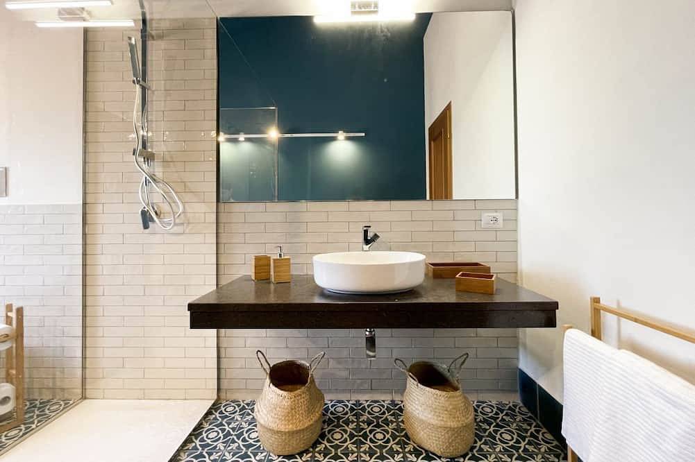Apartamento inteiro, Villa Bruca is a two-family house composed of two separate units.The unit offered, Villa Bruca 1, includes a double bedroom with the possibility of adding two single beds, a spacious bathroom with a modern walk-in shower, and a kitchen-living area equipp in Marina di Caronia, Caronia
