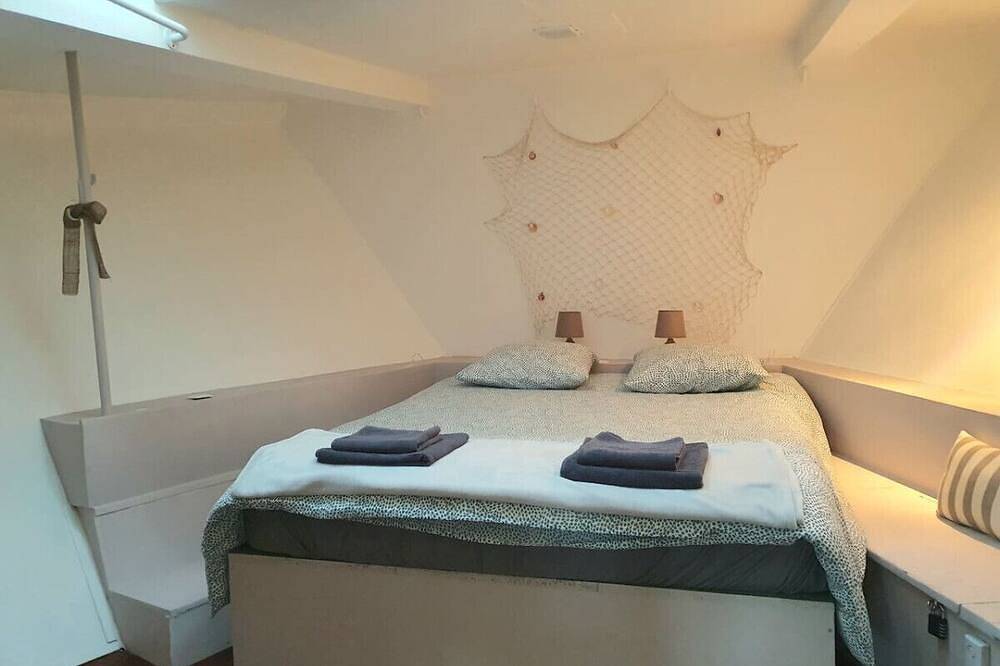 Barge 120 m2 on the banks of the Seine, quiet and green in Le Port-Marly, Yvelines