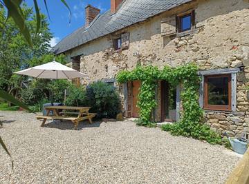 Gîte pour 5 personnes, avec terrasse ainsi que jardin et jacuzzi dans Allier