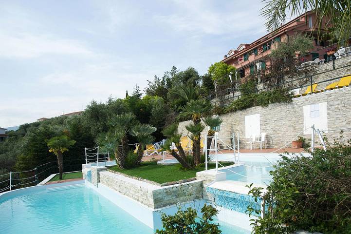 Ferienwohnung für 6 Personen, mit Terrasse und Whirlpool sowie Garten und Kinderpool in Imperia