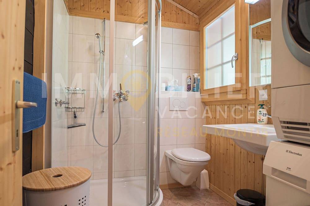 Ce charmant chalet est parfait pour accueillir une famille de 4 personnes. Vous trouverez deux chamb in Chandolin, Anniviers
