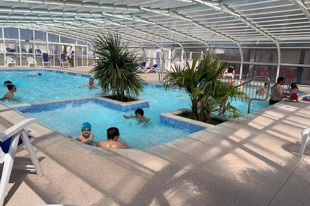 Camping 4 étoiles - Piscine in Plage de Port Fontaine-Lomener, Ploemeur