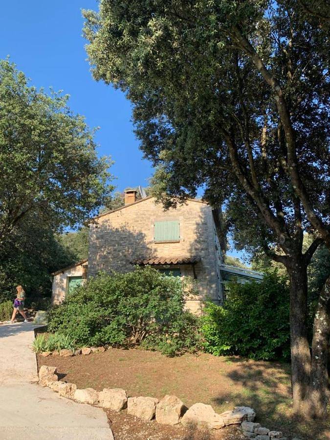 Location de vacances pour 6 personnes, avec jardin ainsi que vue et piscine à Le Garn - 4