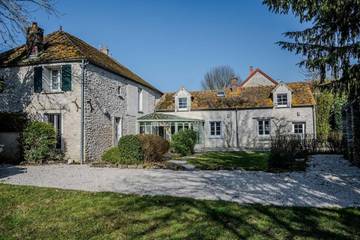 Gîte pour 14 personnes, avec jardin ainsi que terrasse et jacuzzi à Gressey