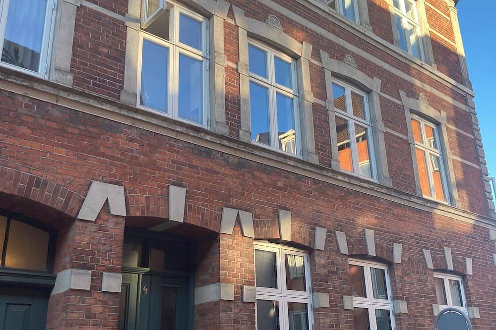 H.C. Andersen went to school opposite us • You are right in the center in Odense, Odense en omgeving