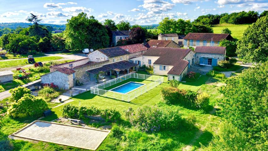 Gîte pour 22 personnes, avec terrasse ainsi que piscine et jardin