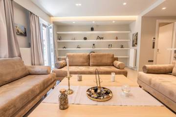 Location De Vacances pour 10 Personnes dans Ano Petralona, Athènes Centre, Photo 1