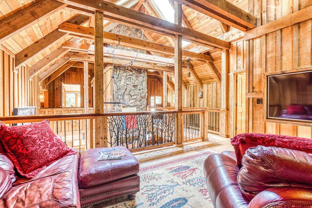 Luxe compound with private sauna, hot tub, rec house & fireplace in Welches, Mount Hood