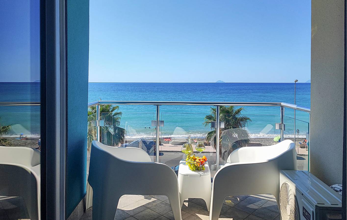 Ganze Ferienwohnung, Appartement mit Meerblick, WiFi, Geschirrspüler, Parkplatz in Sant'Agata di Militello, Messina Provinz