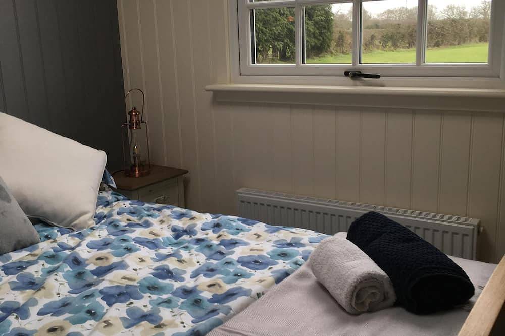 Shepherd'S Hut (Deluxe). Beautiful 1 bedroom, with patio, ideal for couples. in Dorset
