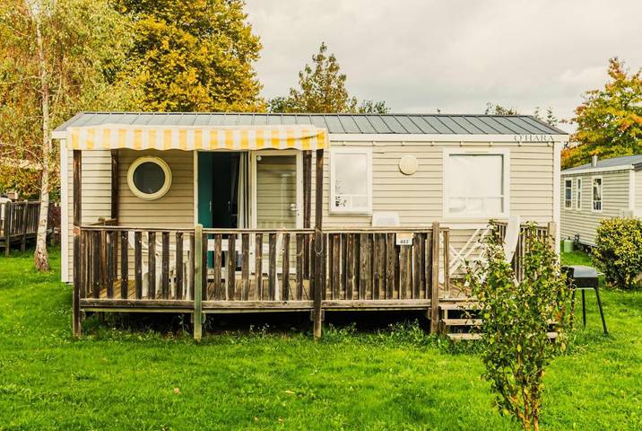 Camping pour 8 personnes, avec Terrasse ainsi que Jardin et Piscine