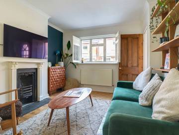 Vacation Rental for 4 Guests in Surrey Hills, South East England, Picture 2