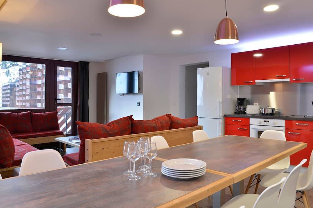 Entire apartment, Spacious renovated apartment · Near slopes · South · Balcony · Sleeps 11 · Pets allowed in La Plagne, La Plagne-Tarentaise
