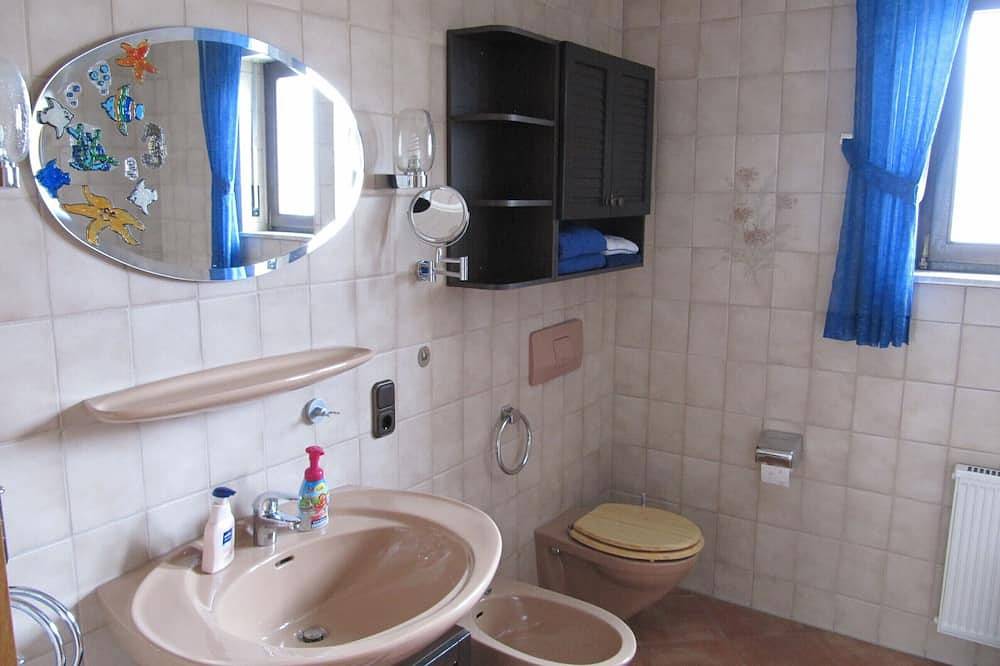 Ganze Wohnung, Helle und gemütliche Ferienwohnung mit überdachtem Balkon im mediterranen Stil! in Klüsserath, Moseleifel