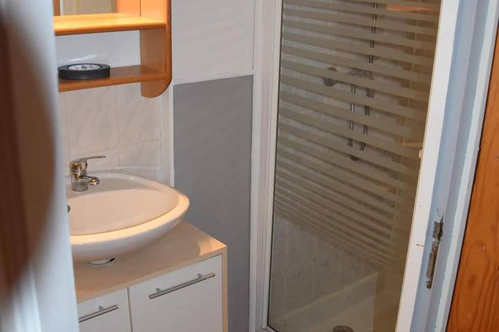 Gîte pour 2 personnes, avec terrasse ainsi que jardin et piscine à Mayrinhac-Lentour - 4