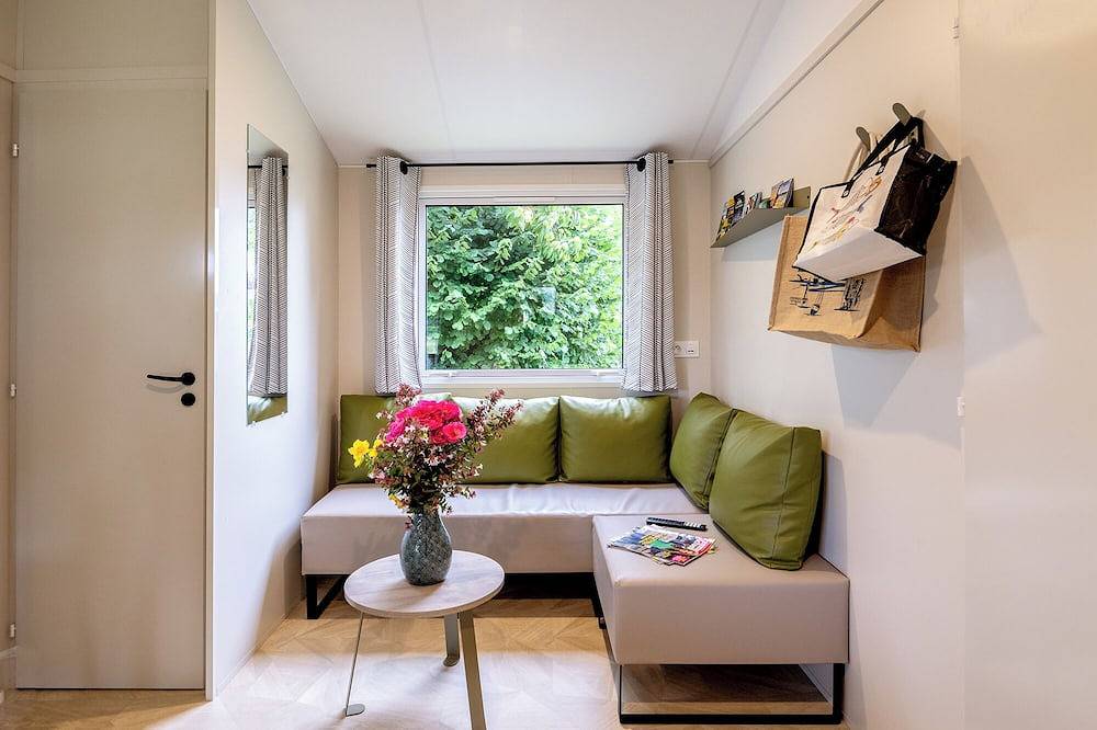 Premium mobile home with dishwasher & private spa, 2 bedrooms  in Pordic, Côte de Goëlo