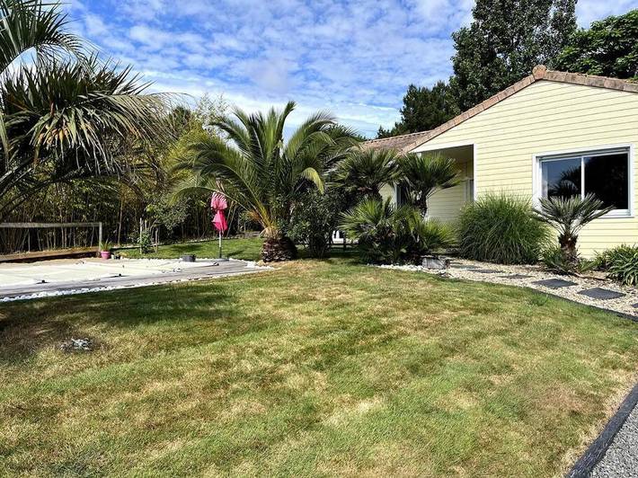 Location de vacances pour 6 personnes, avec piscine ainsi que terrasse et jardin à Landevieille - 4