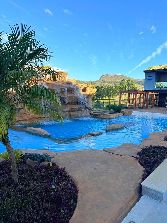 Pousadas para 3 pessoas, com sauna e jacuzzi e ainda piscina and jardim, adaptado a crianças em Capitólio