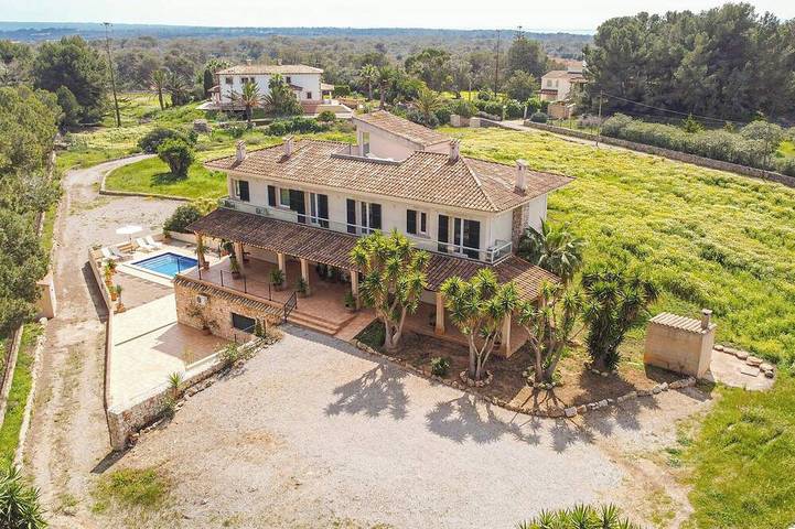 Ferienhaus für 8 Personen, mit Pool und Garten sowie Balkon, mit Haustier