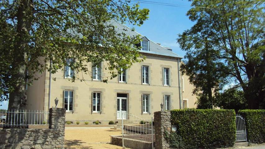 Maison d’hôte pour 3 personnes, avec Jacuzzi et Terrasse ainsi que Jardin et Piscine à Les Herbiers